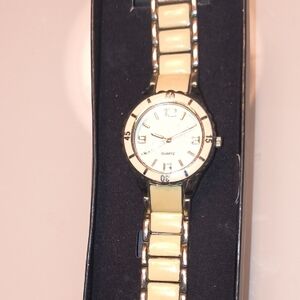 Elegant Cream and Silver Quartz Watch